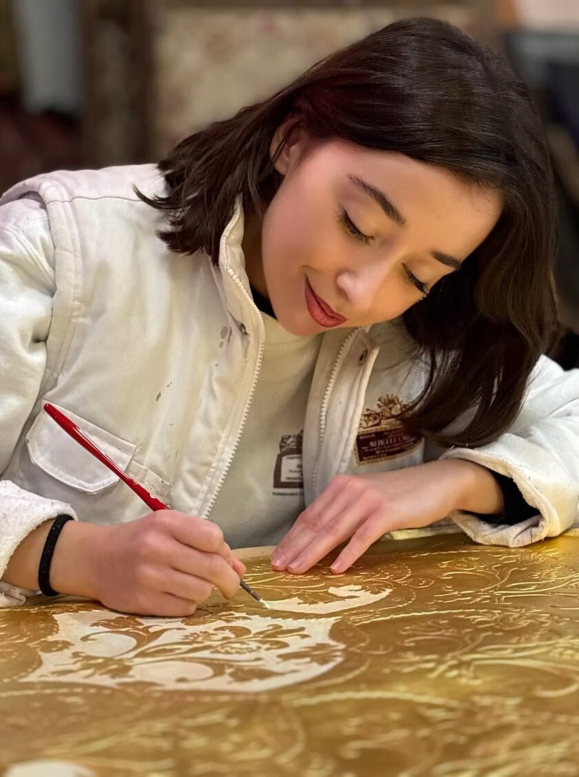 Valentine Fraigneau au travail dans son atelier
